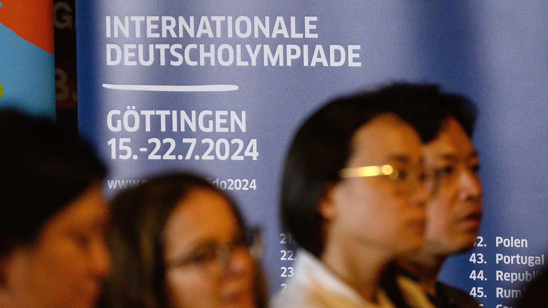 Teilnehmer bei der Eröffnung zur 9. Internationalen Deutsch-Olympiade (IDO) im Alten Rathaus in Göttingen. Die Deutsch-Olympiade wird alle zwei Jahre vom Goethe-Institut in einer deutschen Stadt ausgerichtet. Teilnehmer bei der Eröffnung zur 9. Internationalen Deutsch-Olympiade (IDO) im Alten Rathaus in Göttingen. Die Deutsch-Olympiade wird alle zwei Jahre vom Goethe-Institut in einer deutschen Stadt ausgerichtet.