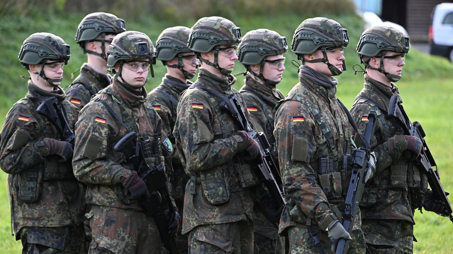 Rekruten bei der Schießausbildung im Rahmen eines Medientages zur Basisausbildung bei der Bundeswehr im Aufklärungsbataillon 7. - Politiker von Union und SPD haben sich für den neuen Wehrdienst auf eine flächendeckende Musterung geeinigt. Rekruten bei der Schießausbildung im Rahmen eines Medientages zur Basisausbildung bei der Bundeswehr im Aufklärungsbataillon 7. - Politiker von Union und SPD haben sich für den neuen Wehrdienst auf eine flächendeckende Musterung geeinigt.