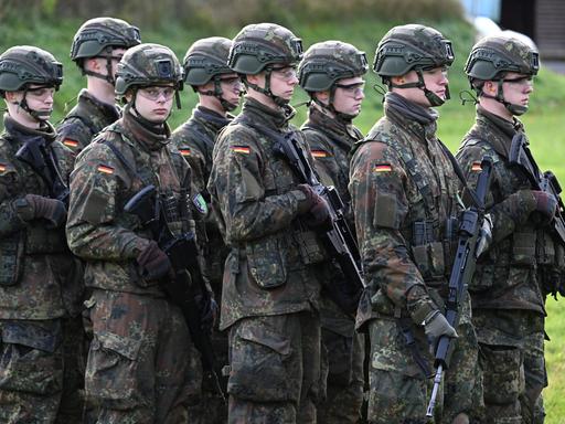 Rekruten bei der Schießausbildung im Rahmen eines Medientages zur Basisausbildung bei der Bundeswehr im Aufklärungsbataillon 7. 