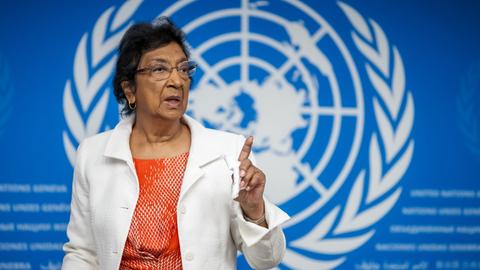 Navanethem Pillay steht gestikulierend vor dem Emblem der UNO.