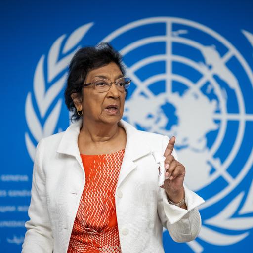 Navanethem Pillay steht gestikulierend vor dem Emblem der UNO.