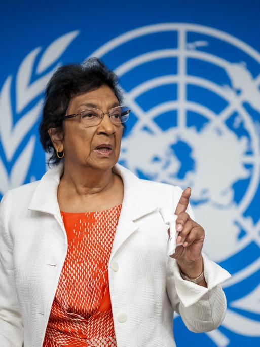 Navanethem Pillay steht gestikulierend vor dem Emblem der UNO