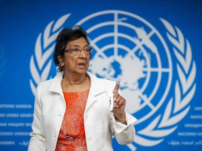 Navanethem Pillay steht gestikulierend vor dem Emblem der UNO