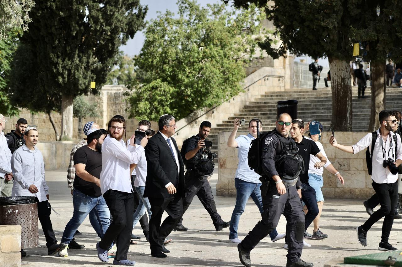 Der Siedler-Aktivist Itamar Ben-Gvir mit einer Gruppe radikaler Anhänger im Mai 2022 in unmittelbarer Nähe der Al-Aqsa-Moschee in Jerusalem. 