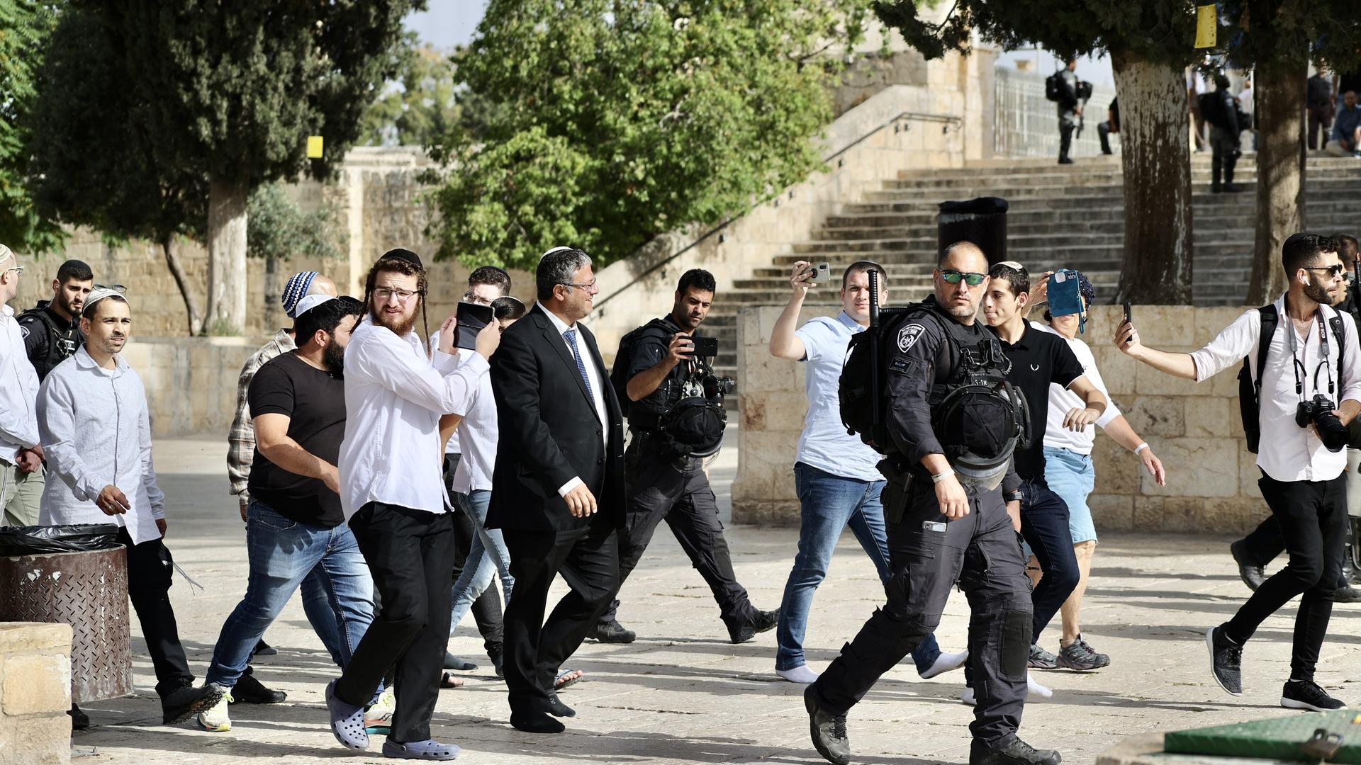 Der Siedler-Aktivist Itamar Ben-Gvir mit einer Gruppe radikaler Anhänger im Mai 2022 in unmittelbarer Nähe der Al-Aqsa-Moschee in Jerusalem. 