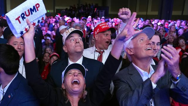 Republikanischen Unterstützer in der Wahlnacht jubeln für ihren Kandidaten Donald Trump im Palm Beach Convention Center in Florida.