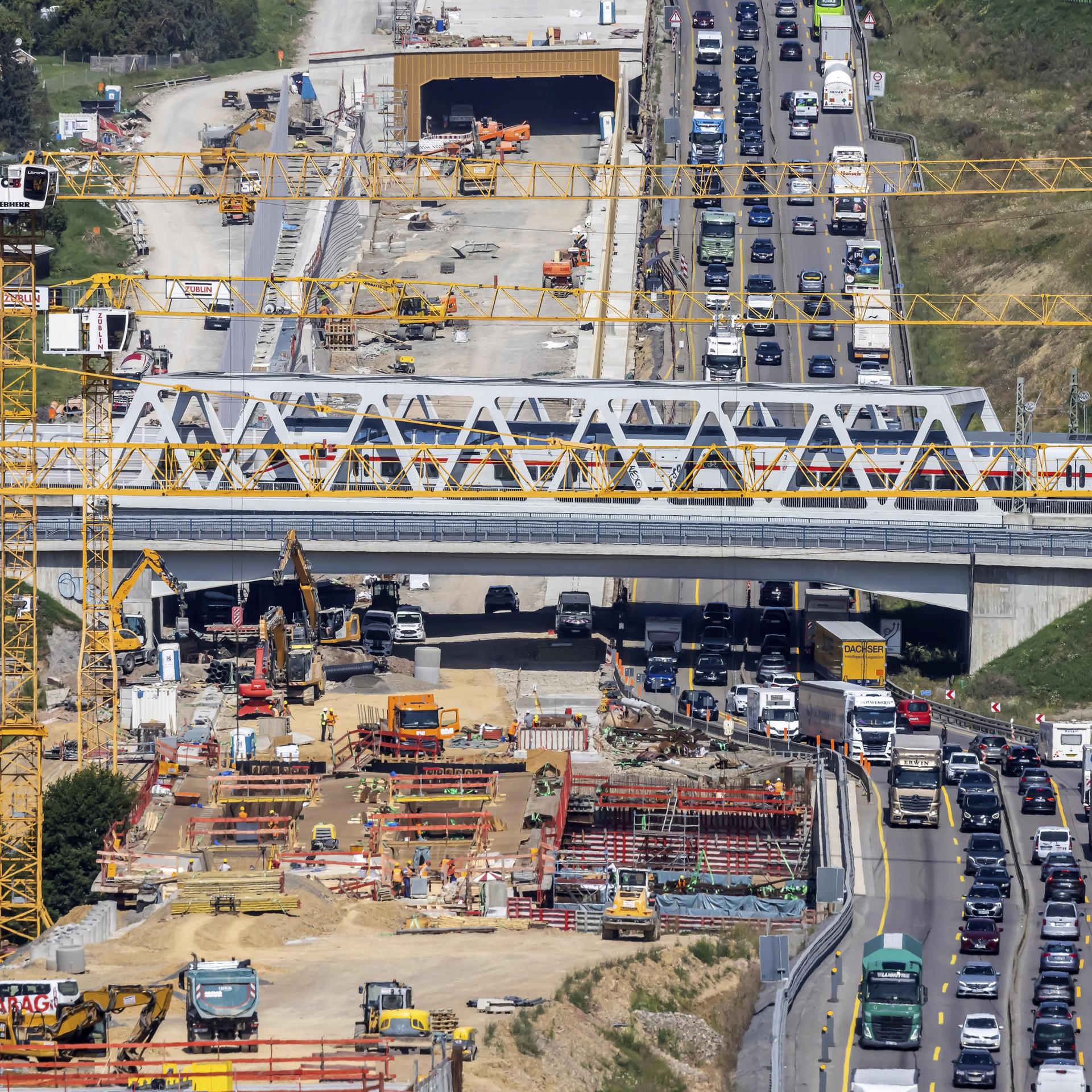Dauerbaustelle auf der A8 zwischen Stuttgart und Karlsruhe mit Stau aus der Luft fotografiert.