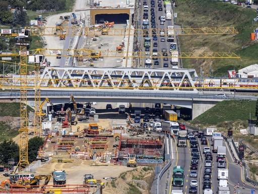 Dauerbaustelle auf der A8 zwischen Stuttgart und Karlsruhe mit Stau aus der Luft fotografiert.