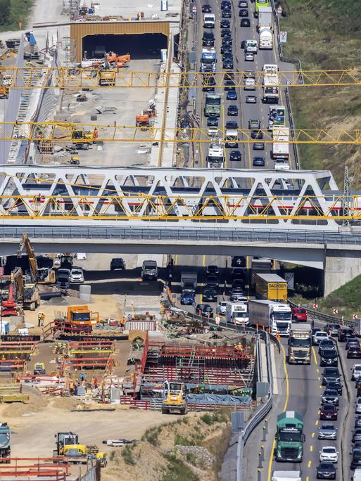 Dauerbaustelle auf der A8 zwischen Stuttgart und Karlsruhe mit Stau aus der Luft fotografiert.