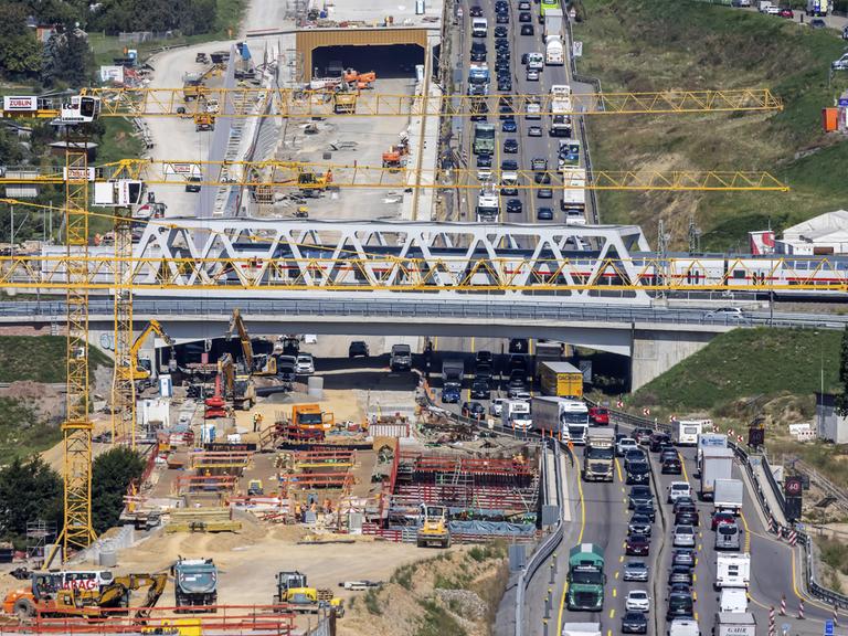 Dauerbaustelle auf der A8 zwischen Stuttgart und Karlsruhe mit Stau aus der Luft fotografiert.