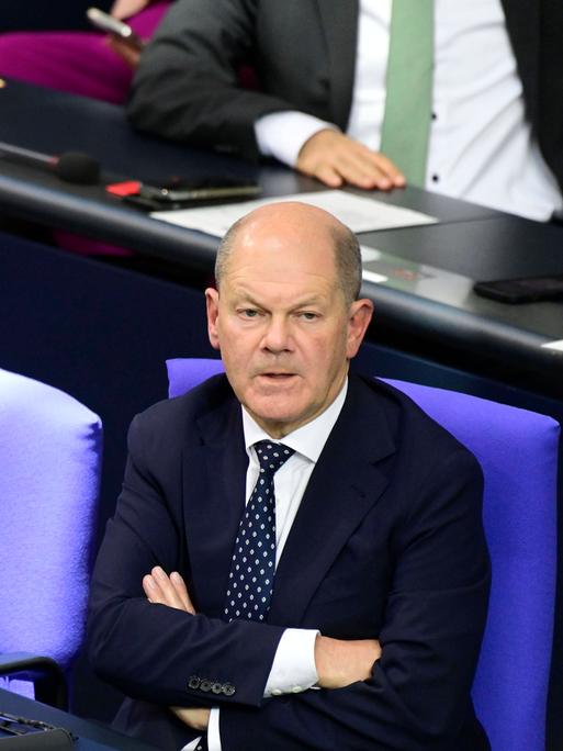Robert Habeck (li.) und Bundeskanzler Olaf Scholz sitzen mit angespannten Gesichtern auf der Regierungsbank im Deutschen Bundestag. 