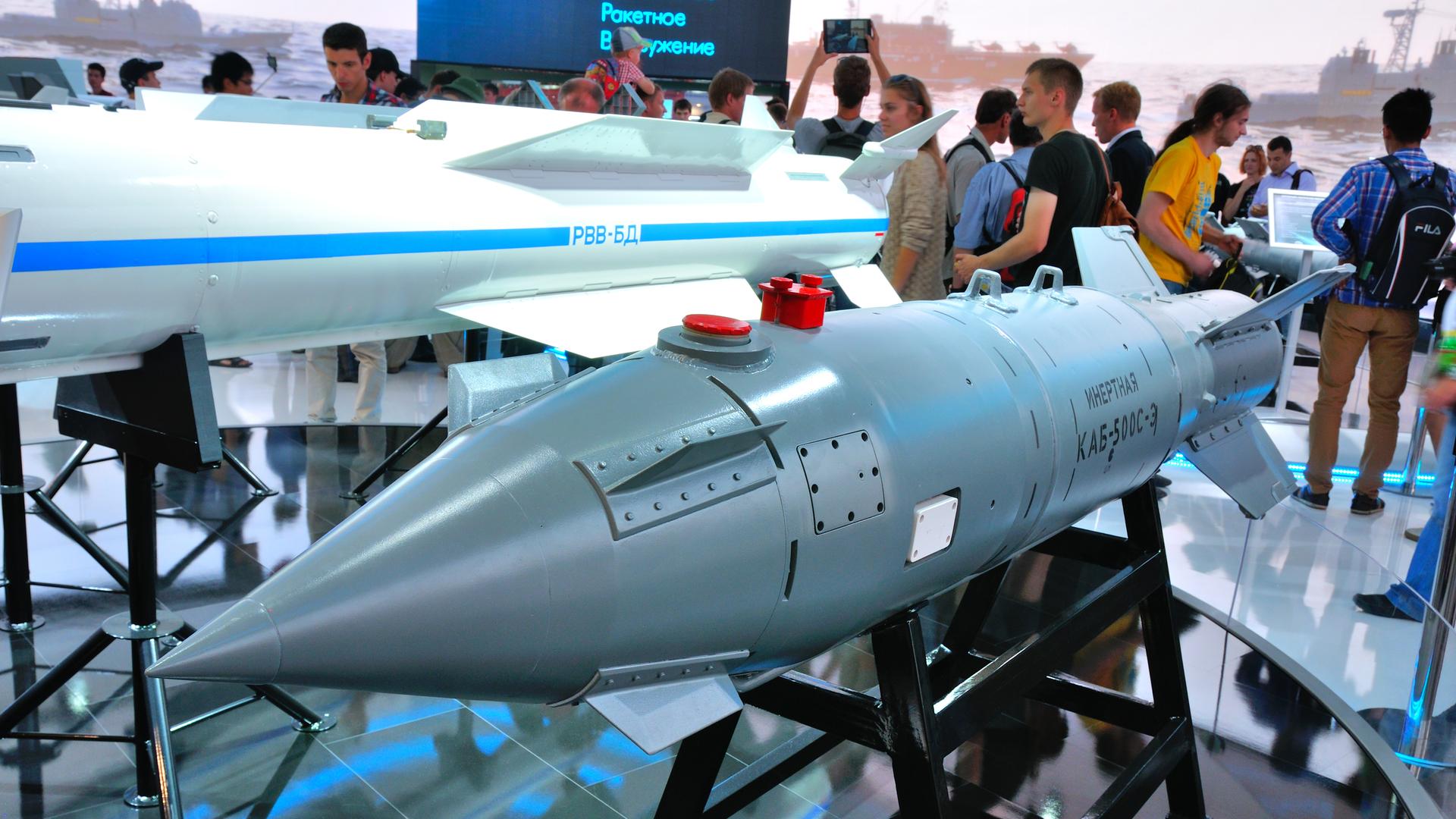 Auf einer Flugausstellung wird das Modell einer russischen Gleitbombe präsentiert.