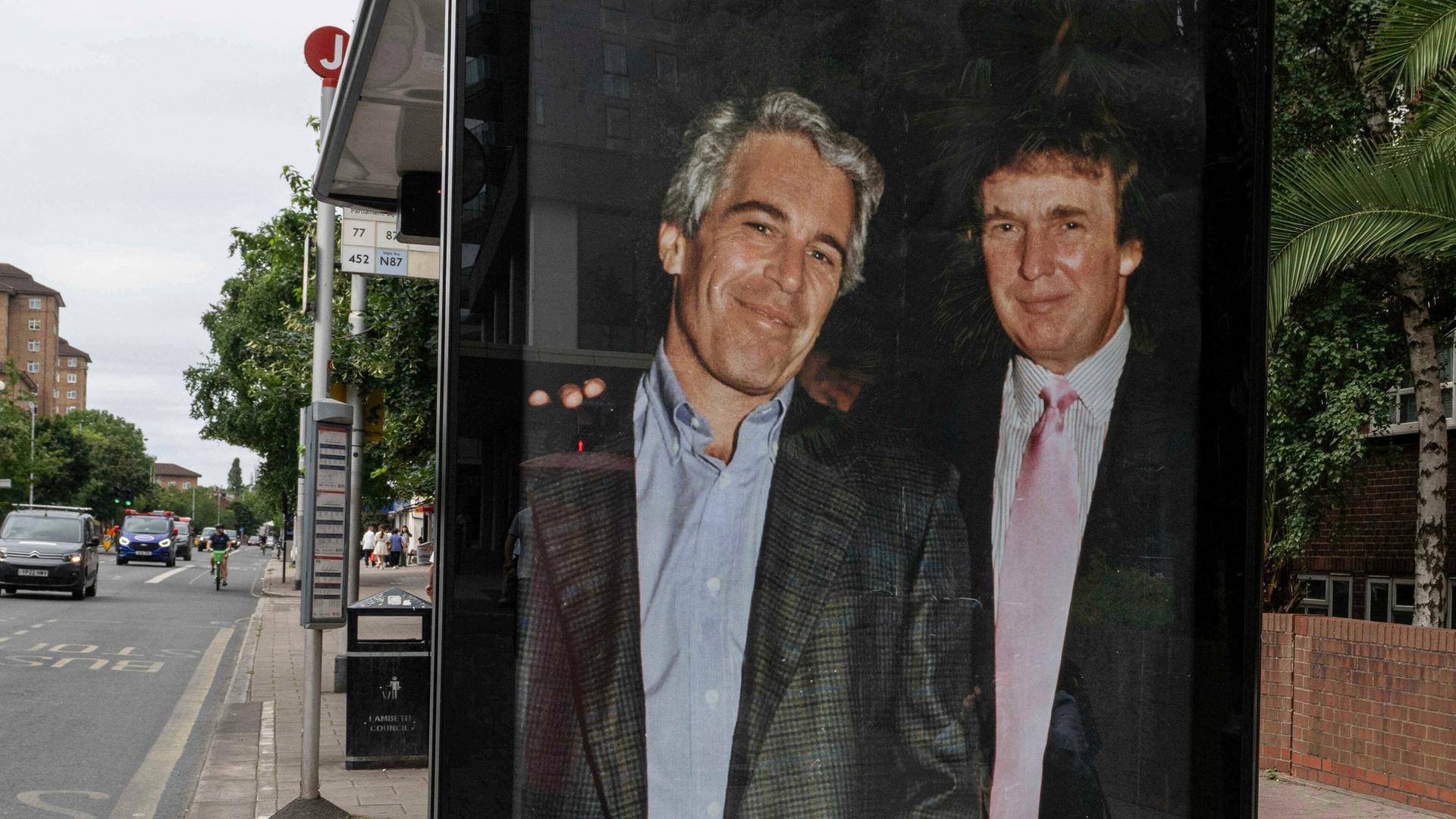 Ein Plakat mit Präsident Donald Trump und Jeffrey Epstein an einer Bushaltestelle