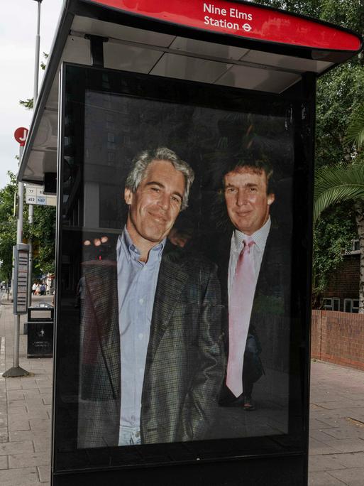 Ein Plakat mit Präsident Donald Trump und Jeffrey Epstein an einer Bushaltestelle