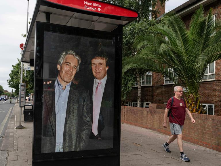 Ein Plakat mit Präsident Donald Trump und Jeffrey Epstein an einer Bushaltestelle Ein Plakat mit Präsident Donald Trump und Jeffrey Epstein an einer Bushaltestelle