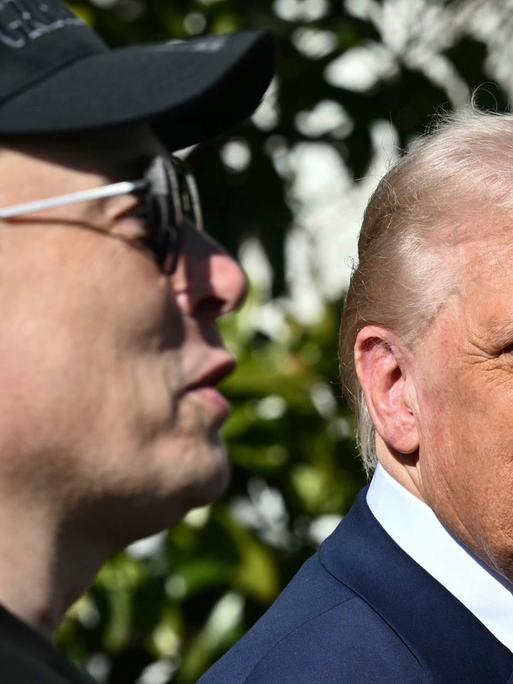 Präsident Donald Trump und Tesla CEO Elon Musk reden am 11.02.2025 mit Repeortern beim Weißen Haus.