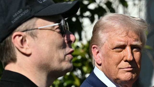 Präsident Donald Trump und Tesla CEO Elon Musk reden am 11.02.2025 mit Repeortern beim Weißen Haus.