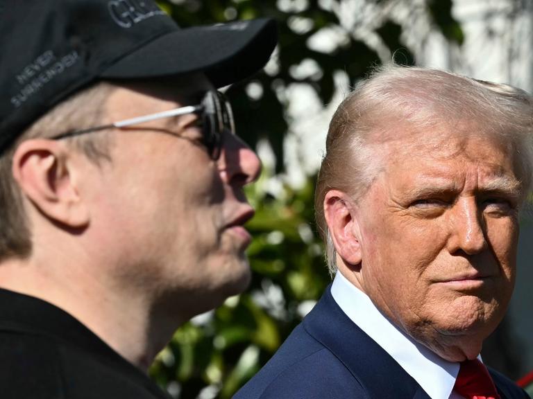 Präsident Donald Trump und Tesla CEO Elon Musk reden am 11.02.2025 mit Repeortern beim Weißen Haus.