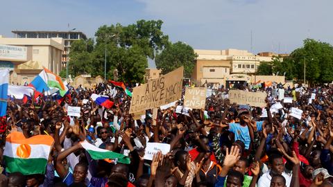 Unterstützer des Putsches in Niger demonstrieren in der Hauptstadt Niamey mit Fahnen, Transparenten und Plakaten.