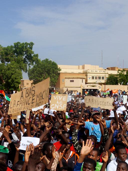 Unterstützer des Putsches in Niger demonstrieren in der Hauptstadt Niamey mit Fahnen, Transparenten und Plakaten.