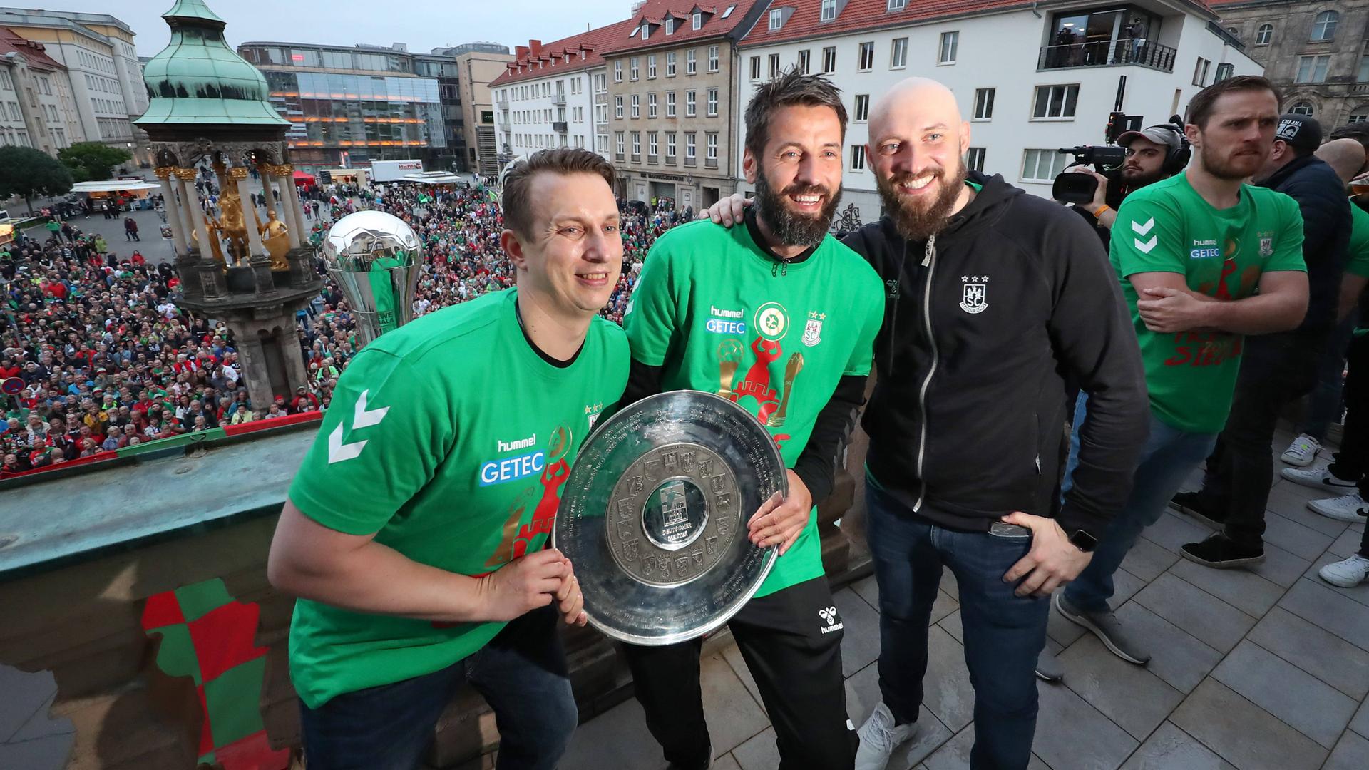 Die Handballer des SC Magdeburg lassen sich auf dem Rathaus-Balkon von den Fans feiern
