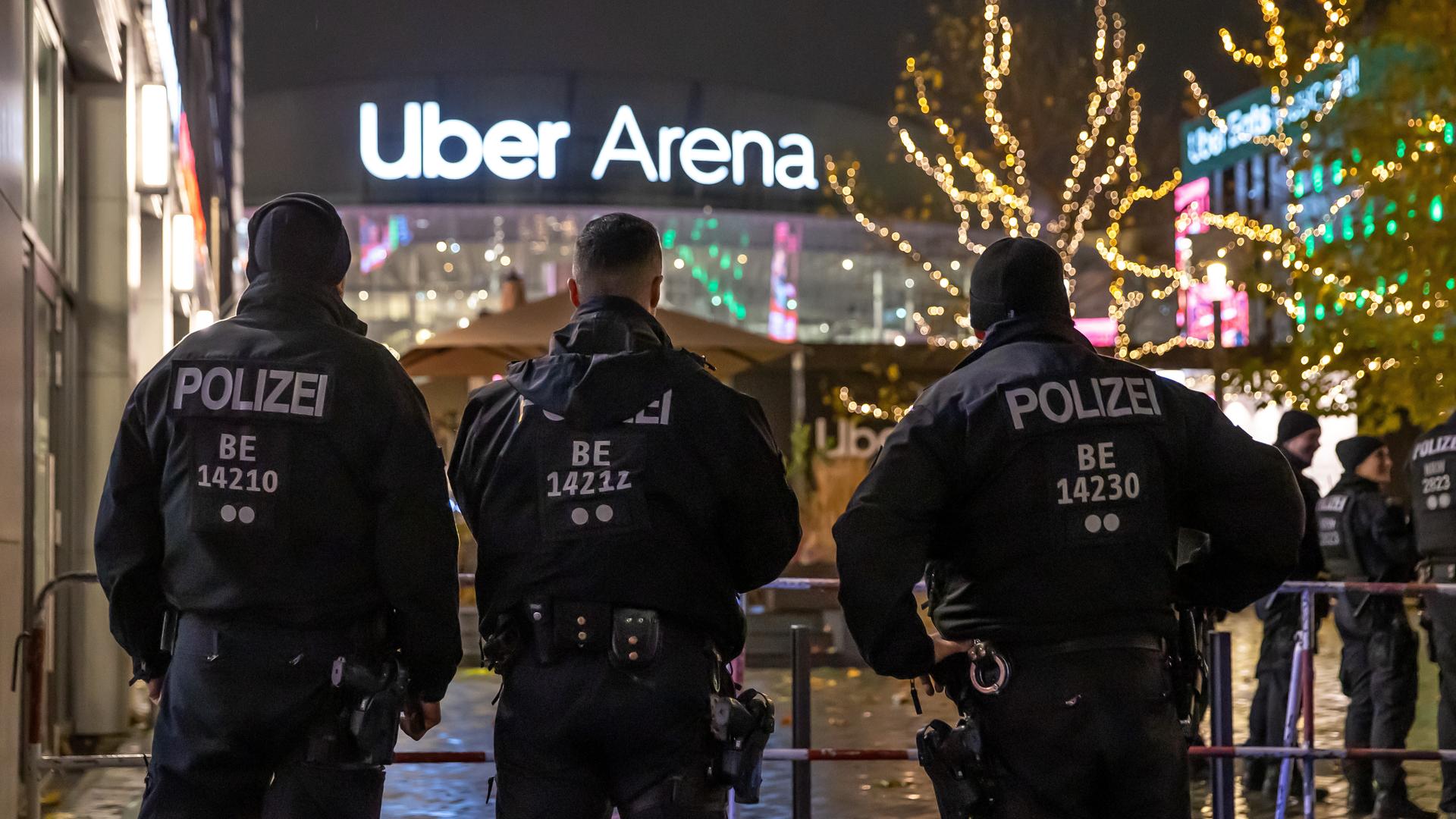 Polizisten vor der Berliner Uber Arena beim Basketball-Euroleaguespiel Alba Berlin gegen Maccabi Tel Aviv