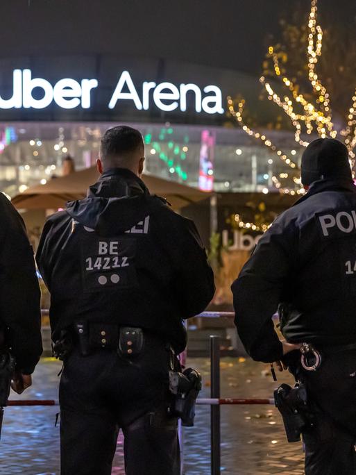 Polizisten vor der Berliner Uber Arena beim Basketball-Euroleaguespiel Alba Berlin gegen Maccabi Tel Aviv