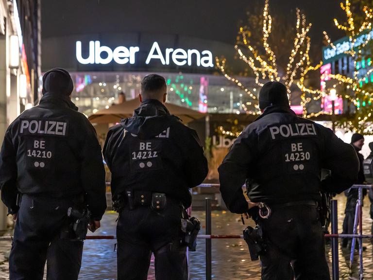 Polizisten vor der Berliner Uber Arena beim Basketball-Euroleaguespiel Alba Berlin gegen Maccabi Tel Aviv