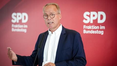 Matthias Miersch, stellvertretender SPD-Fraktionsvorsitzender, gibt eine Pressekonferenz zu Beginn der Fraktionssitzung seiner Partei.