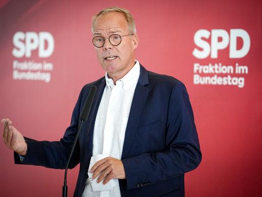 Matthias Miersch, stellvertretender SPD-Fraktionsvorsitzender, gibt eine Pressekonferenz zu Beginn der Fraktionssitzung seiner Partei.