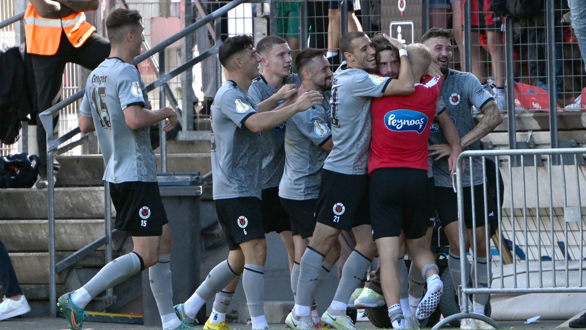 Kölns Spieler bejubeln das Tor zum 2:2. Kölns Spieler bejubeln das Tor zum 2:2.