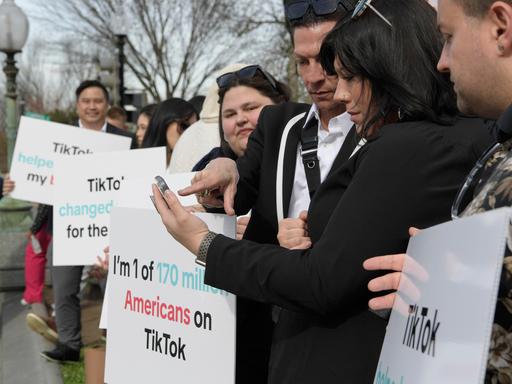 TikTok-Influencer bei einer Demo vor dem Weißen Haus am Tag vor der Abstimmung im US-Repräsentantenhaus - sie wehren sich gegen eine Übernahme durch US-Investoren.