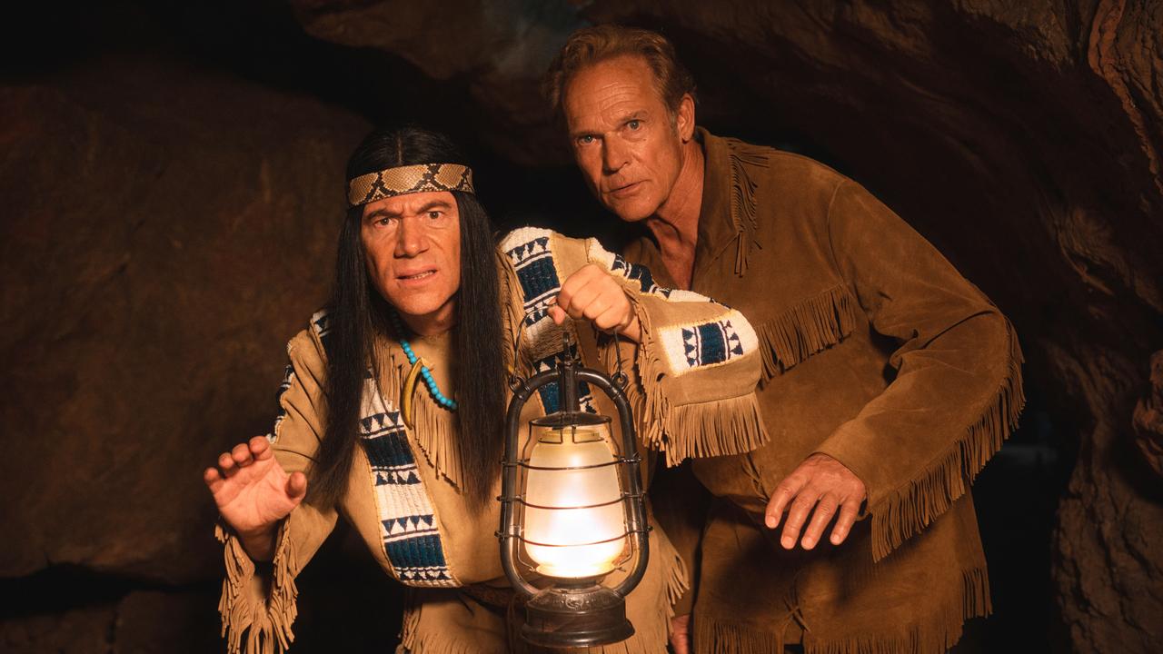 Die Schauspieler Christian Tramitz und MIchael "Bully" Herbig in einer Szene des Kinofilms "Das Kanu des Manitu": Es ist dunkel, beide Männer tragen Laternen.