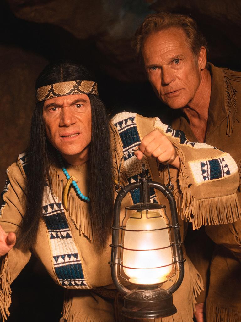 Die Schauspieler Christian Tramitz und MIchael "Bully" Herbig in einer Szene des Kinofilms "Das Kanu des Manitu": Es ist dunkel, beide Männer tragen Laternen.