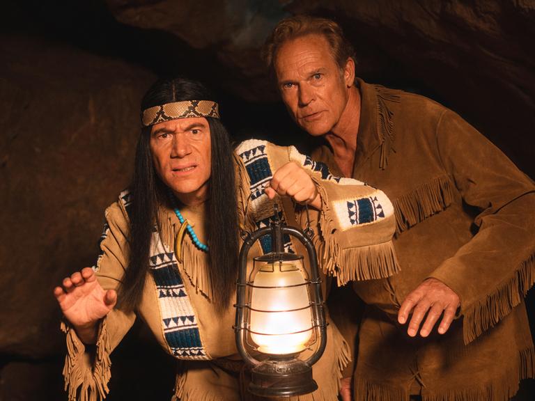 Die Schauspieler Christian Tramitz und MIchael "Bully" Herbig in einer Szene des Kinofilms "Das Kanu des Manitu": Es ist dunkel, beide Männer tragen Laternen.