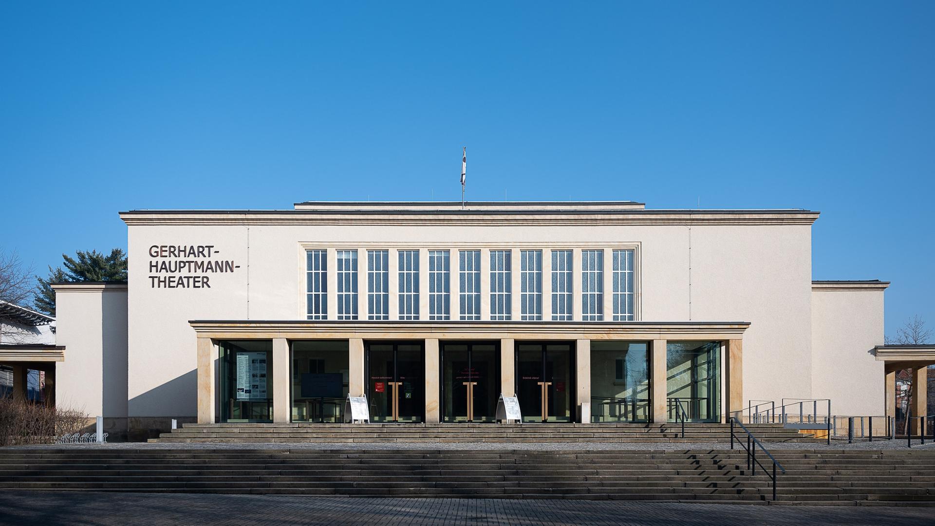 Die Fassade und die Aufschrift des Gerhart-Hauptmann-Theaters Görlitz-Zittau am Theaterring in Zittau.