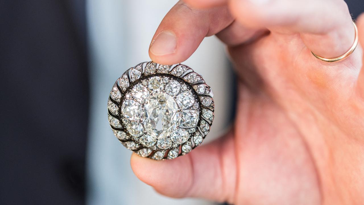 Ein Mitarbeiter des Auktionshauses Sotheby’s hält die Brosche mit alten Diamanten im Minenschliff in den Händen. Sie gehörte einst Napoleon Bonaparte und wurde von der preußischen Armee beschlagnahmt.