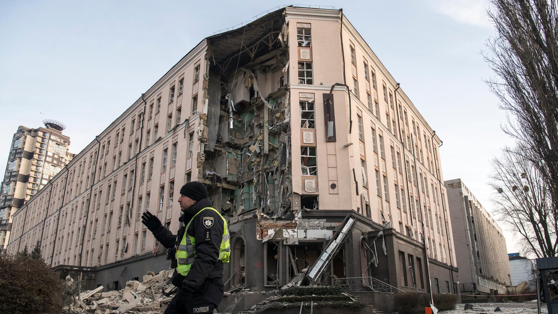 Ein Hotel ist an Silvester bei einem russischen Raketenangriff beschädigt worden