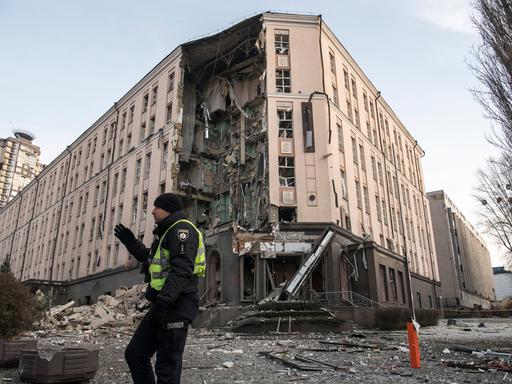 Ein Hotel ist an Silvester bei einem russischen Raketenangriff beschädigt worden