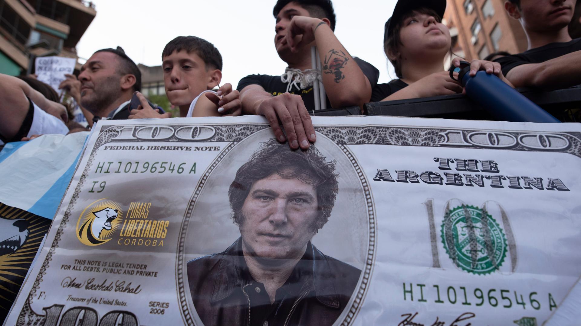 Das Proträt des Politikers Javier Milei ist auf einem Dollar-Schein zu sehen, der auf ein großes Plakat gedruckt ist