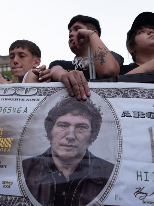 Das Proträt des Politikers Javier Milei ist auf einem Dollar-Schein zu sehen, der auf ein großes Plakat gedruckt ist
