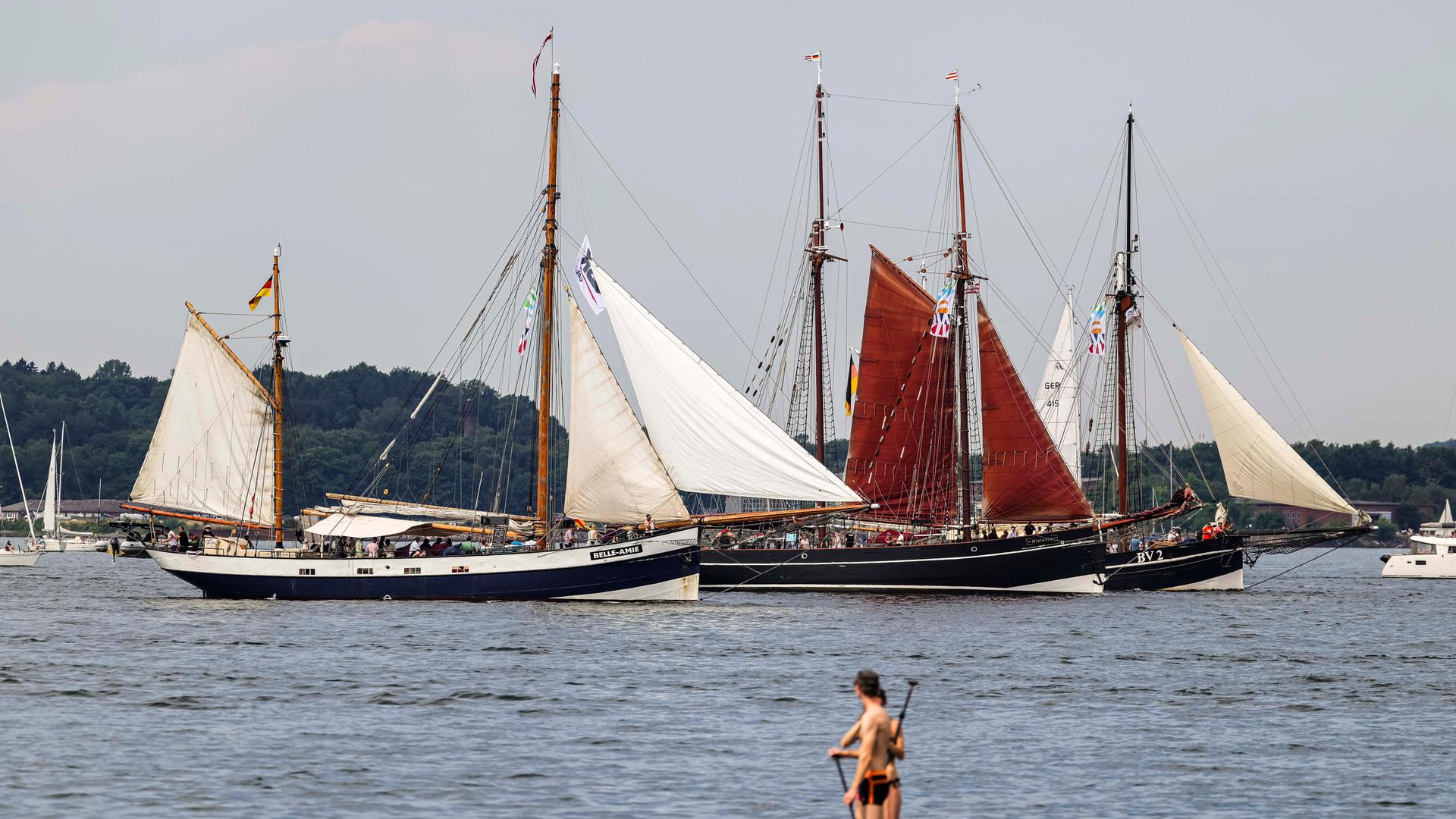 Zu sehen sind Traditionssegler auf der Kieler Förde.