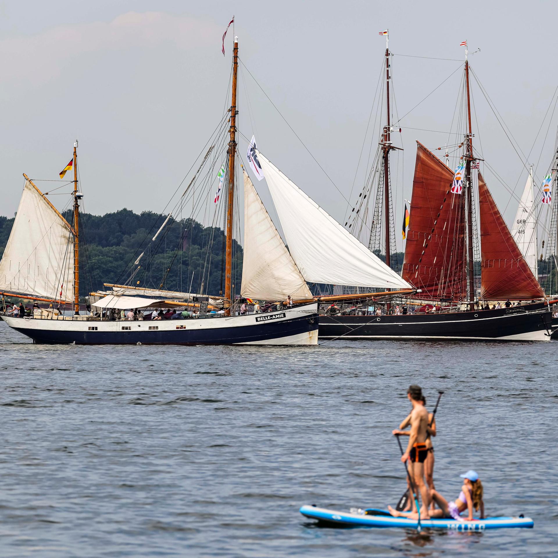 Zu sehen sind Traditionssegler auf der Kieler Förde.