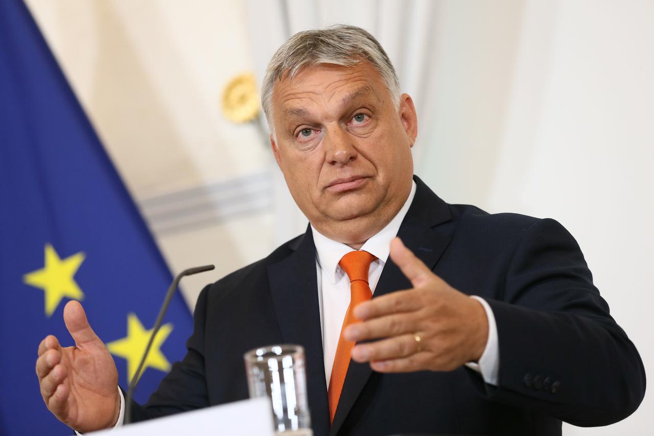 Ungarns Ministerpräsident Viktor Orbán bei einem Besuch in Österreich, seitlich ist die europäische Flagge zu sehen