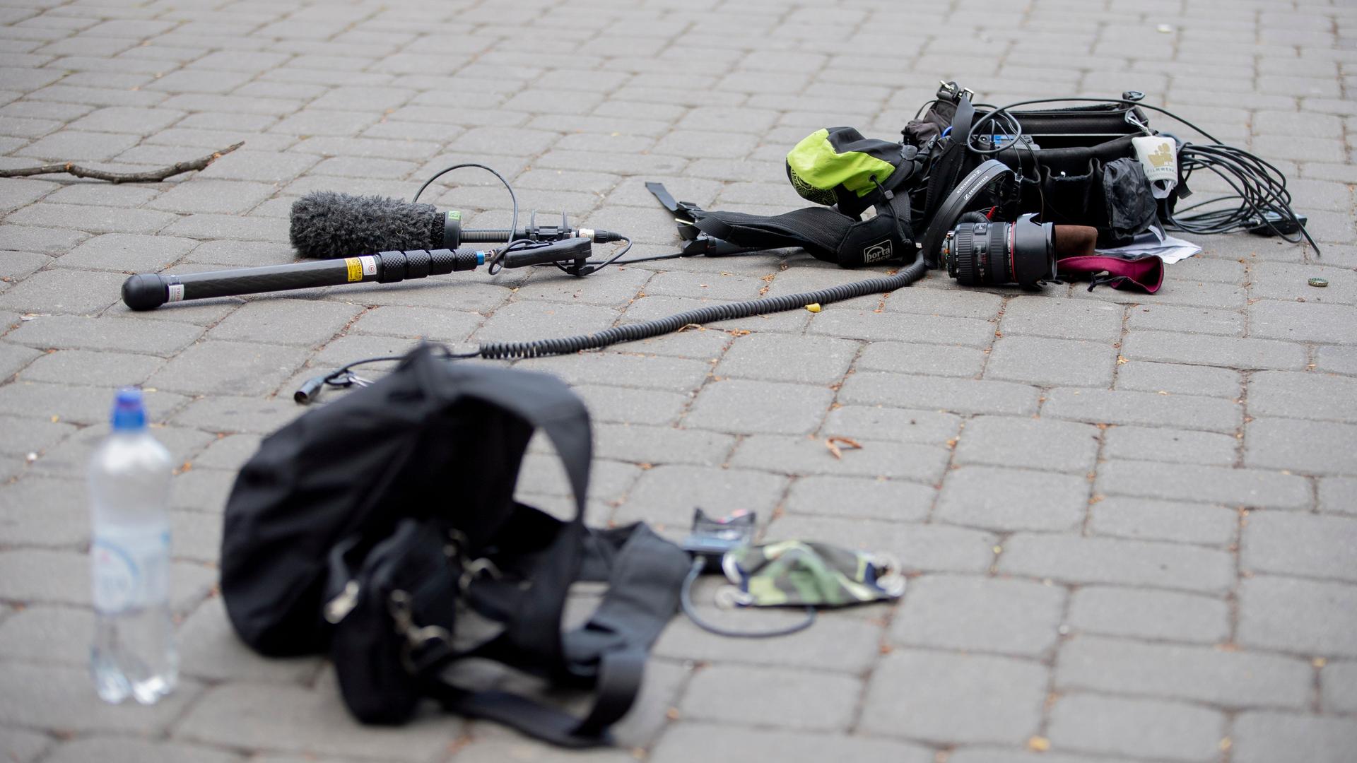 Die Ausrüstung eines Kamerateams liegt nach einem Übergriff zwischen Alexanderplatz und Hackescher Markt auf dem Boden. Laut Polizeisprecherin wurden sieben Personen des Kamerateams von einer mehrköpfigen Personengruppe angegriffen, fünf wurden verletzt und vier von der Feuerwehr in ein Krankenhaus gebracht.