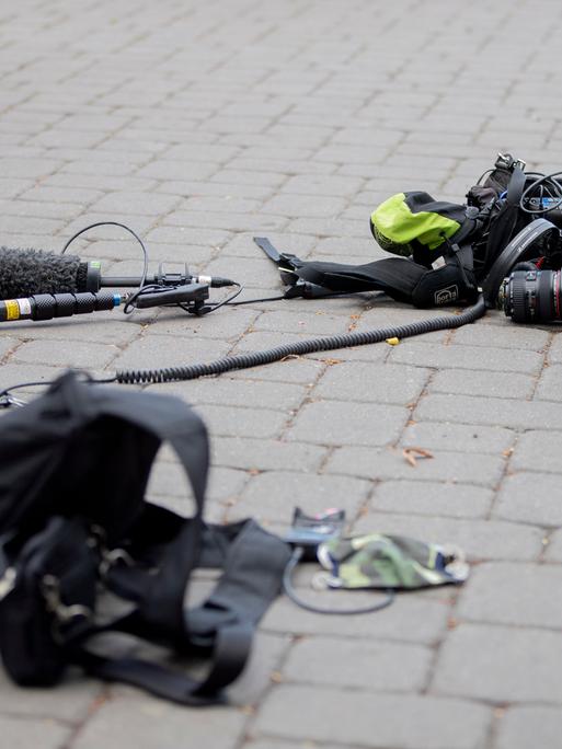 Die Ausrüstung eines Kamerateams liegt nach einem Übergriff zwischen Alexanderplatz und Hackescher Markt auf dem Boden. Laut Polizeisprecherin wurden sieben Personen des Kamerateams von einer mehrköpfigen Personengruppe angegriffen, fünf wurden verletzt und vier von der Feuerwehr in ein Krankenhaus gebracht.