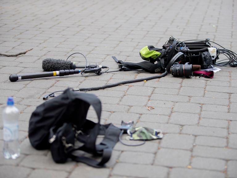 Die Ausrüstung eines Kamerateams liegt nach einem Übergriff zwischen Alexanderplatz und Hackescher Markt auf dem Boden. Laut Polizeisprecherin wurden sieben Personen des Kamerateams von einer mehrköpfigen Personengruppe angegriffen, fünf wurden verletzt und vier von der Feuerwehr in ein Krankenhaus gebracht.