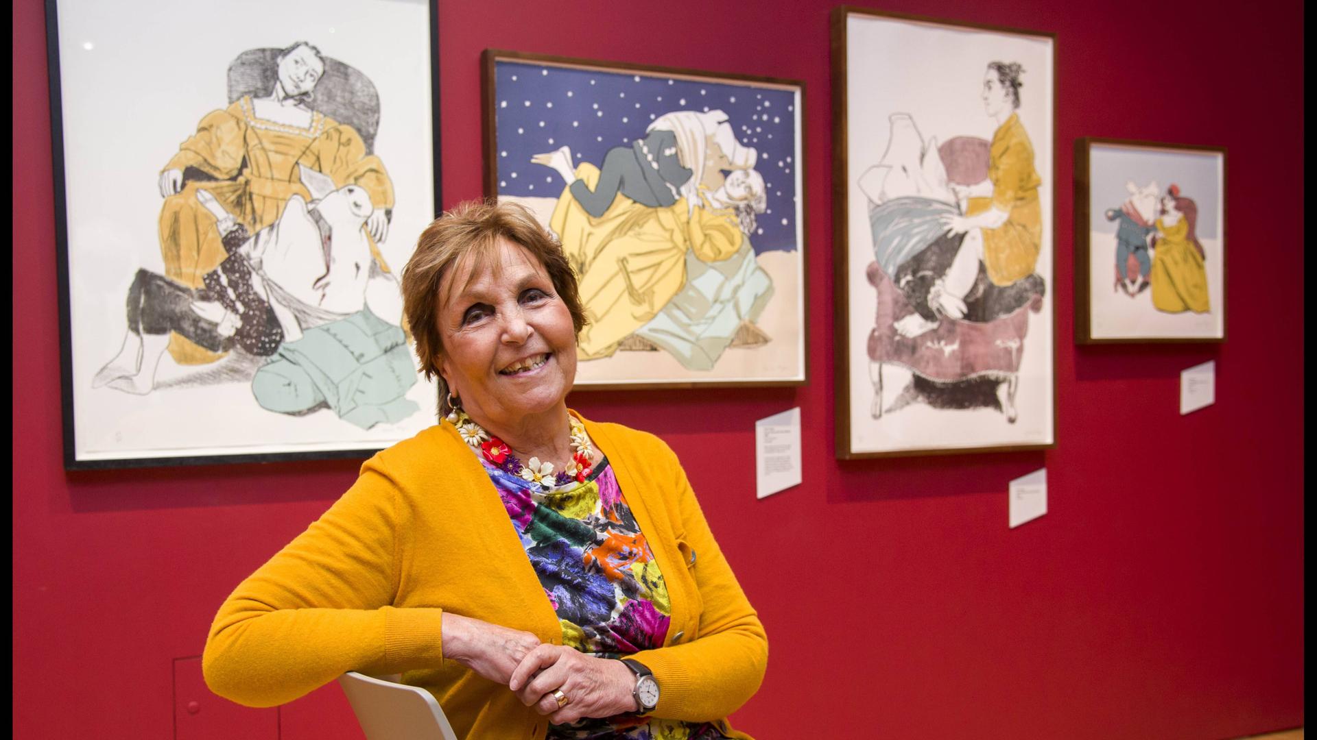 Die portugiesische Malerin Paula Rego sitzt vor einigen ihrer Werke in einer Londoner Ausstellung 2017. Die portugiesische Malerin Paula Rego sitzt vor einigen ihrer Werke in einer Londoner Ausstellung 2017.