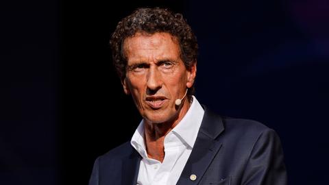 Julian Nida-Rümelin blickt ernst und spricht in ein Ansteckmikrofon.