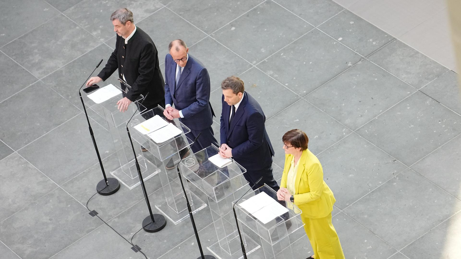 Blick von oben auf eine Pressekonferenz von Markus Söder, Friedrich Merz, Lars Klingbeil und Saskia Esken.